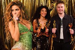 Shakira đe dọa cột mốc lịch sử của Sam Fender và Olivia Dean