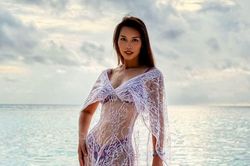 Siêu mẫu Hà Anh khoe vóc dáng nóng bỏng trong thiết kế ren xuyên thấu