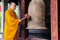 Thỉnh chu&ocirc;ng, trống tưởng niệm, tri &acirc;n c&aacute;c Anh h&ugrave;ng liệt sĩ