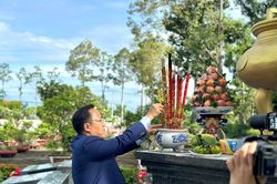 Đo&agrave;n c&ocirc;ng t&aacute;c Bộ C&ocirc;ng Thương d&acirc;ng hương tưởng niệm c&aacute;c Anh h&ugrave;ng liệt sĩ tại T&acirc;y Ninh