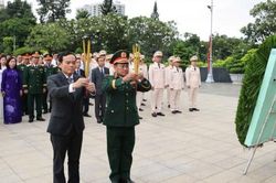 L&atilde;nh đạo TP. Hồ Ch&iacute; Minh d&acirc;ng hoa, d&acirc;ng hương tưởng nhớ c&aacute;c Anh h&ugrave;ng liệt sĩ