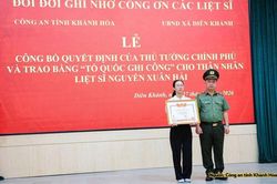Trao bằng 'Tổ quốc ghi c&ocirc;ng' cho th&acirc;n nh&acirc;n liệt sĩ Nguyễn Xu&acirc;n Hải