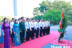 Đoàn đại biểu tỉnh Thanh Hóa dâng hương tưởng niệm Chủ tịch Hồ Chí Minh nhân kỷ niệm 79 năm Ngày Thương binh - Liệt sĩ