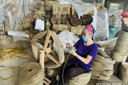 Giữ hồn qu&ecirc; trong những l&agrave;ng nghề truyền thống