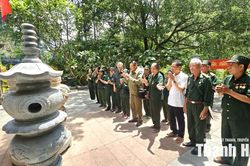 Th&aacute;ng bảy tr&ecirc;n đất lửa anh h&ugrave;ng