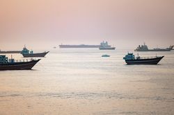Mỹ v&agrave; Iran ngừng chiến trong l&uacute;c Oman th&uacute;c đẩy đ&agrave;m ph&aacute;n về eo biển Hormuz