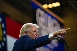Tổng thống Trump dọa &aacute;p th&ecirc;m thuế quan l&ecirc;n h&agrave;ng h&oacute;a ch&acirc;u &Acirc;u