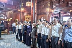 Dâng hoa, dâng hương tri ân Chủ tịch Hồ Chí Minh và các Anh hùng liệt sĩ tại Phú Quốc