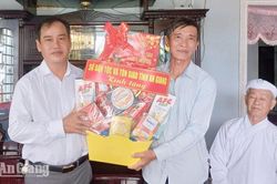 Sở D&acirc;n tộc v&agrave; T&ocirc;n gi&aacute;o tri &acirc;n người c&oacute; c&ocirc;ng trong t&ocirc;n gi&aacute;o