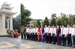 Các đồng chí lãnh đạo tỉnh Bắc Ninh dâng hương tưởng niệm các Anh hùng liệt sĩ