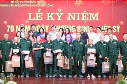 Nhiều nhà hảo tâm tặng quà Trung tâm Điều dưỡng người có công Bắc Ninh