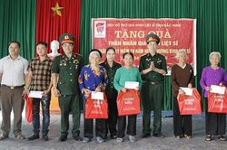 Hội Hỗ trợ gia đ&igrave;nh liệt sĩ tỉnh Bắc Ninh trao qu&agrave; tri &acirc;n tại phường Y&ecirc;n Dũng