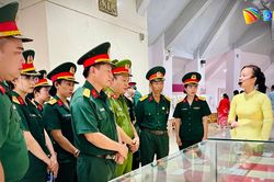 Tháng Bảy, dưới chân tượng đài...