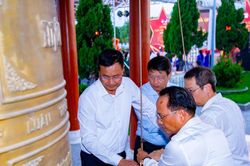 Xúc động lễ thắp nến tri ân các anh hùng liệt sĩ