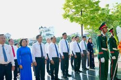L&atilde;nh đạo th&agrave;nh phố Đ&agrave; Nẵng d&acirc;ng hương tri &acirc;n c&aacute;c anh h&ugrave;ng liệt sĩ v&agrave; nghĩa sĩ