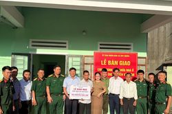 Duy Nghĩa b&agrave;n giao 2 nh&agrave; ở cho gia đ&igrave;nh ch&iacute;nh s&aacute;ch