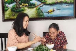 Bữa cơm ngày hòa bình của mẹ