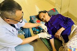 Phường Hải Ch&acirc;u kh&aacute;m sức khỏe tại nh&agrave; cho người c&oacute; c&ocirc;ng c&aacute;ch mạng