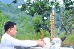 L&atilde;nh đạo th&agrave;nh phố Đ&agrave; Nẵng viếng, tưởng niệm c&aacute;c anh h&ugrave;ng liệt sĩ tại Khu di t&iacute;ch vụ thảm s&aacute;t Vĩnh Trinh