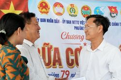 Ấm &aacute;p 'Bữa cơm tri &acirc;n' ở phường Hương Tr&agrave;