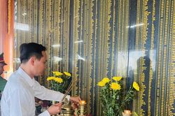L&atilde;nh đạo Đo&agrave;n đại biểu Quốc hội th&agrave;nh phố Đ&agrave; Nẵng d&acirc;ng hương, tặng qu&agrave; người c&oacute; c&ocirc;ng tại Thăng B&igrave;nh