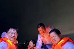 Phường Hải V&acirc;n tổ chức thả hoa đăng tri &acirc;n c&aacute;c anh h&ugrave;ng liệt sĩ