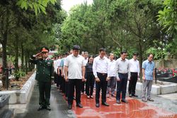 X&atilde; Tuần Gi&aacute;o d&acirc;ng hương tri &acirc;n anh h&ugrave;ng liệt sĩ