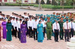 Ph&oacute; B&iacute; thư Thường trực Th&agrave;nh ủy T&ocirc;n Ngọc Hạnh thăm, tặng qu&agrave; c&aacute;c Mẹ Việt Nam anh h&ugrave;ng