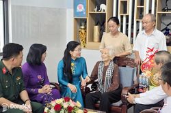 Ph&oacute; B&iacute; thư Thường trực Th&agrave;nh ủy T&ocirc;n Ngọc Hạnh thăm, tặng qu&agrave; c&aacute;c Mẹ Việt Nam anh h&ugrave;ng