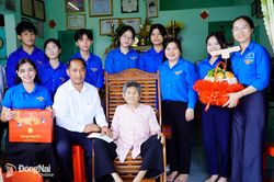 Ấm tình bữa cơm tri ân tại gia đình Mẹ Việt Nam anh hùng Hồ Thị Vàng