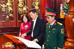 Bí thư Thành ủy Vũ Hồng Văn dâng hương tại Đền thờ liệt sĩ Xuân Lộc, Long Khánh và thăm các gia đình chính sách