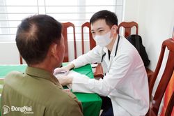 Những 'chiến sĩ áo trắng' tiếp nối nghĩa tình với người có công
