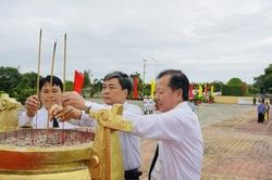 L&atilde;nh đạo tỉnh Đồng Th&aacute;p viếng Nghĩa trang Liệt sĩ Tam N&ocirc;ng