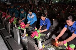 Tuổi trẻ Gia Lai thắp nến tri ân các anh hùng liệt sĩ