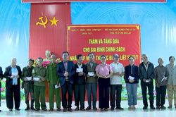 Hiệp hội Doanh nghiệp tỉnh Gia Lai tặng qu&agrave; tri &acirc;n c&aacute;c gia đ&igrave;nh ch&iacute;nh s&aacute;ch