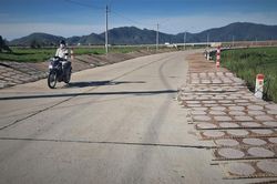 Lấn chiếm lòng lề đường làm sân phơi bánh tráng
