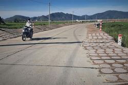 Lấn chiếm lòng lề đường làm sân phơi bánh tráng