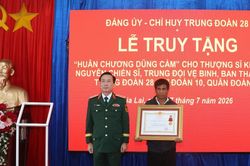 Truy tặng Hu&acirc;n chương Dũng cảm cho Thượng sĩ Kpă Thi&ecirc;p
