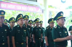 Lực lượng C&ocirc;ng an v&agrave; Bộ đội Bi&ecirc;n ph&ograve;ng tỉnh Gia Lai d&acirc;ng hương tưởng niệm c&aacute;c anh h&ugrave;ng liệt sĩ