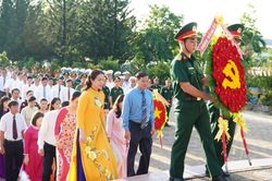 X&atilde; Cam L&acirc;m tổ chức d&acirc;ng hương tại Đ&agrave;i tưởng niệm liệt sĩ x&atilde;