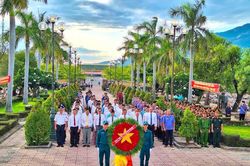 Các địa phương khu vực Ninh Hòa dâng hoa, dâng hương tại Nghĩa trang liệt sĩ Ninh Hòa - Vạn Ninh