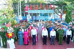 Phường Đ&ocirc;ng Hải tổ chức viếng c&aacute;c đ&agrave;i tưởng niệm liệt sĩ