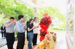Dâng hương tưởng niệm anh hùng liệt sĩ tại Căn cứ cách mạng Đồng Bò