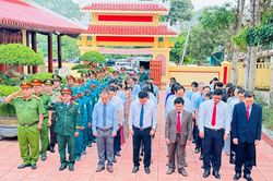 X&atilde; Kh&aacute;nh Sơn v&agrave; T&acirc;y Kh&aacute;nh Sơn d&acirc;ng hương tri &acirc;n c&aacute;c anh h&ugrave;ng liệt sĩ