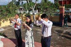 X&atilde; Phước H&agrave; tổ chức viếng c&aacute;c anh h&ugrave;ng liệt sĩ v&agrave; trao qu&agrave; cho c&aacute;c gia đ&igrave;nh c&oacute; c&ocirc;ng với c&aacute;ch mạng