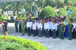 Đoàn đại biểu tỉnh Lai Châu viếng Nghĩa trang liệt sĩ tỉnh, dâng hoa Tượng đài Bác Hồ