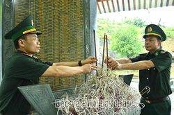 Bộ đội Bi&ecirc;n ph&ograve;ng Lai Ch&acirc;u tri &acirc;n c&aacute;c Anh h&ugrave;ng liệt sĩ