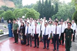 Đo&agrave;n đại biểu tỉnh L&agrave;o Cai d&acirc;ng hương tưởng niệm Chủ tịch Hồ Ch&iacute; Minh, viếng c&aacute;c Anh h&ugrave;ng liệt sĩ