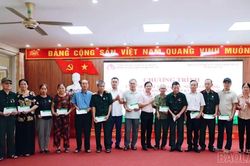 Chi nh&aacute;nh Ng&acirc;n h&agrave;ng Ch&iacute;nh s&aacute;ch x&atilde; hội tỉnh L&agrave;o Cai trao tặng 150 triệu đồng tri &acirc;n người c&oacute; c&ocirc;ng