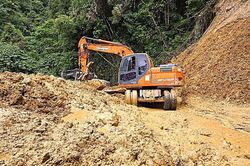X&atilde; v&ugrave;ng cao Chế Tạo sau hơn 10 ng&agrave;y vẫn bị c&ocirc; lập: V&igrave; sao tuyến đường độc đạo chậm trễ th&ocirc;ng tuyến?